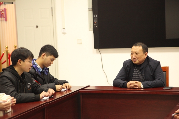 黄伟九董事长与同学交流.jpg
